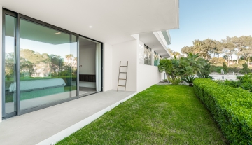 Resa Estates luxury vila Can Furnet modern Villa moderna garden grass.jpg